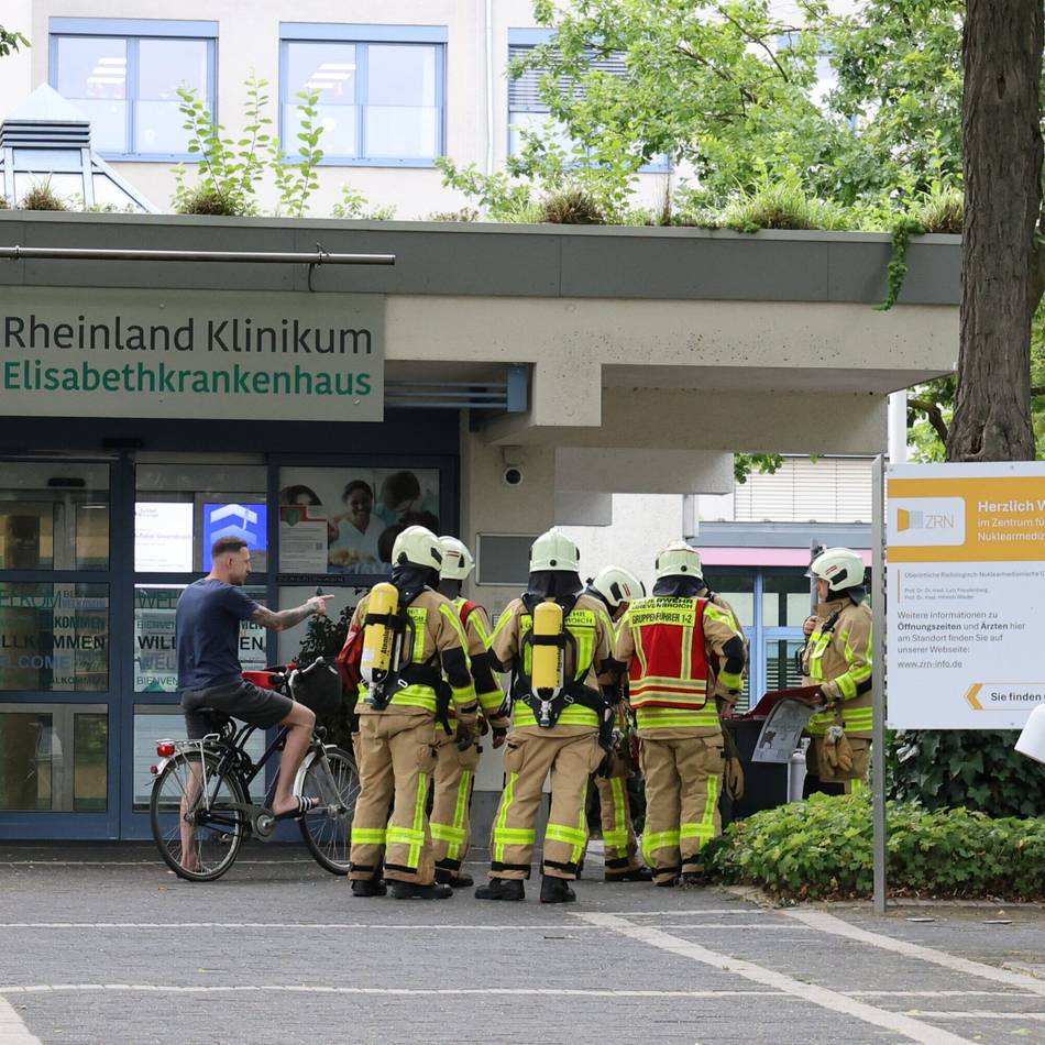 Brand im Außenbereich des Krankenhauses Grevenbroich: Feuer im Krankenhauskeller alarmiert die ganze Stadt