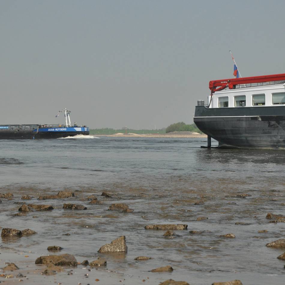 Pegel und Grundwasserstände sinken: Trockenheit hat Folgen für die Rheinschifffahrt