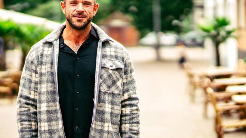 Schon das vierte Buch – aber mit viel Ruhe: Julian Hermsen ist Autor und hat den Buddhismus für sich entdeckt