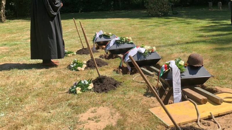 Gebeine von vier Soldaten in Wesel beigesetzt: „Lebensgefahr“ – Kriegsgräberfürsorge warnt vor alten Waffen und Munition