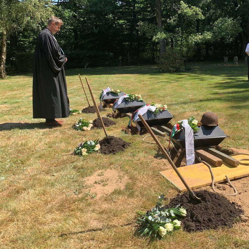 Gebeine von vier Soldaten in Wesel beigesetzt: „Lebensgefahr“ – Kriegsgräberfürsorge warnt vor alten Waffen und Munition