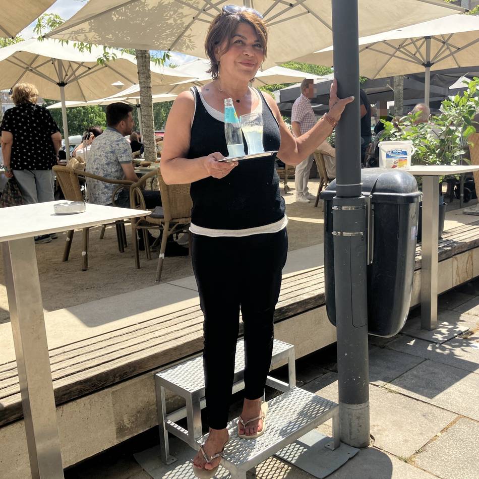 Eiscafé Cellino in Mönchengladbach: Gastronomin im Streit mit dem Ordnungsamt – wegen Stufen