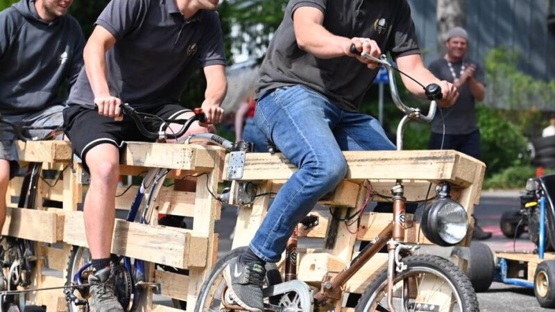 Sommerfest in der Jugendbildungsstätte: Großer Jubel für 23 Pferdestärken beim Palettenrennen