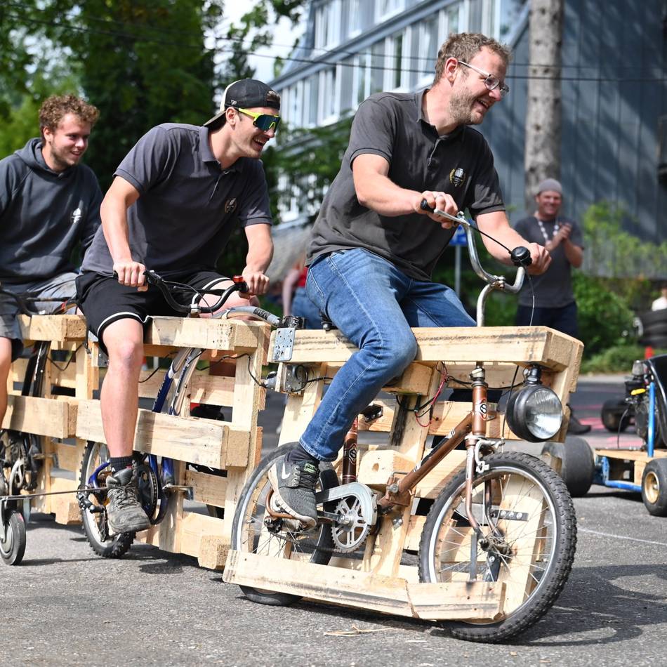 Sommerfest in der Jugendbildungsstätte: Großer Jubel für 23 Pferdestärken beim Palettenrennen