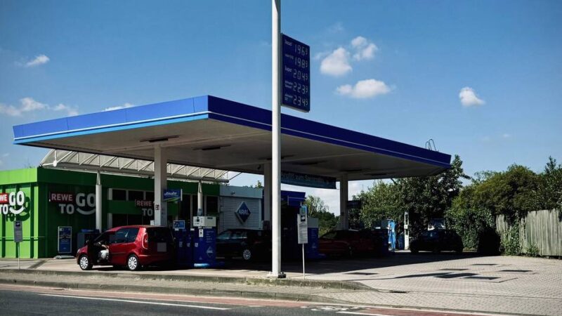 Erst 16 und 17 Jahre alt: Teenager sollen Tankstelle in Neuss überfallen haben