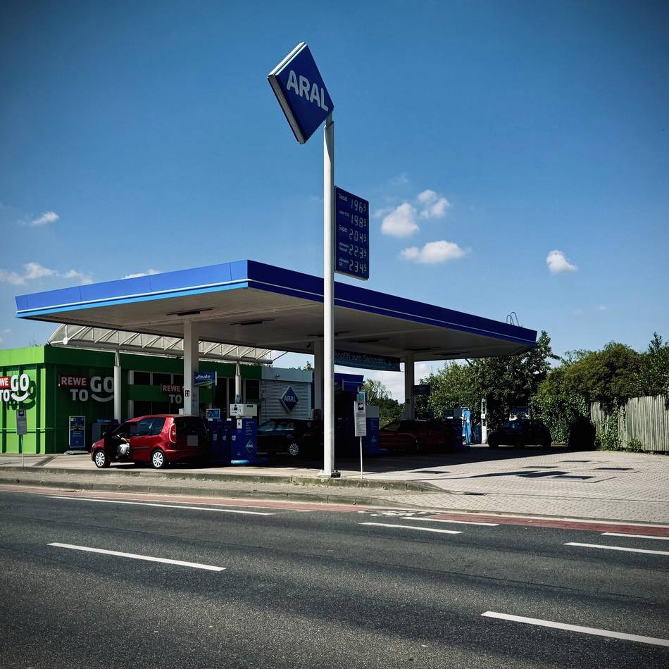 Erst 16 und 17 Jahre alt: Teenager sollen Tankstelle in Neuss überfallen haben
