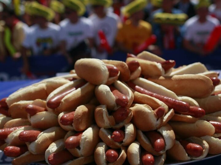 1350 aneinandergereihte Fußballfelder: Wahnsinnszahlen – so viele Hotdogs verputzten die WM-Fans in den Stadien