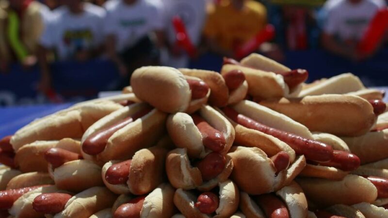 1350 aneinandergereihte Fußballfelder: Wahnsinnszahlen – so viele Hotdogs verputzten die WM-Fans in den Stadien