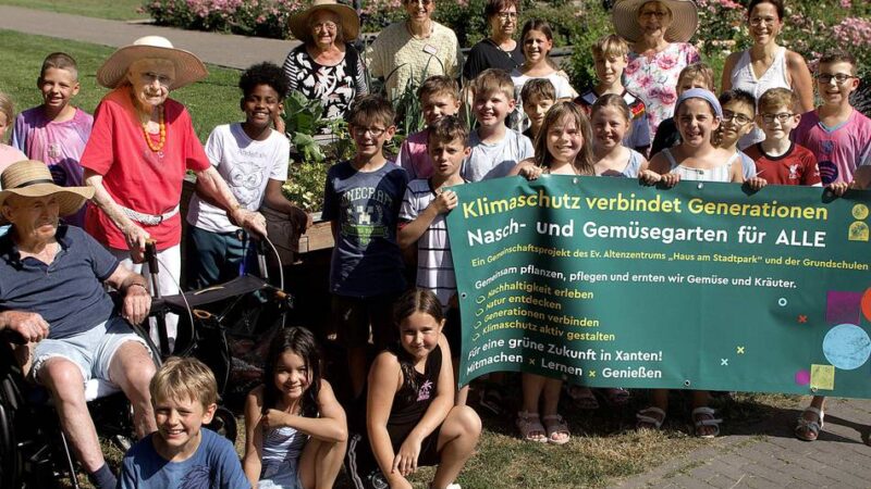 Projekt von Schulen und Pflegeheim in Xanten: Kinder und Senioren pflegen zusammen „Nasch- und Gemüsegarten für alle“