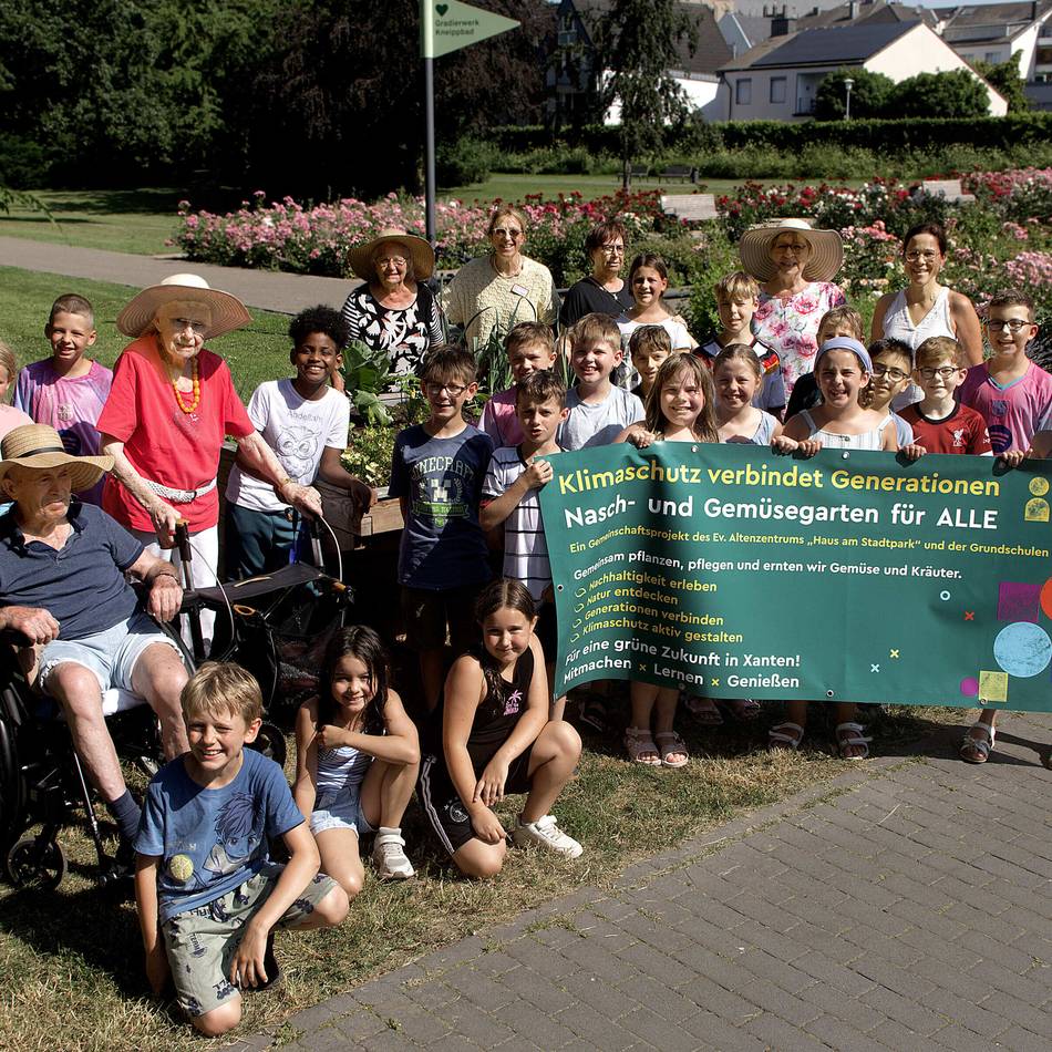 Projekt von Schulen und Pflegeheim in Xanten: Kinder und Senioren pflegen zusammen „Nasch- und Gemüsegarten für alle“