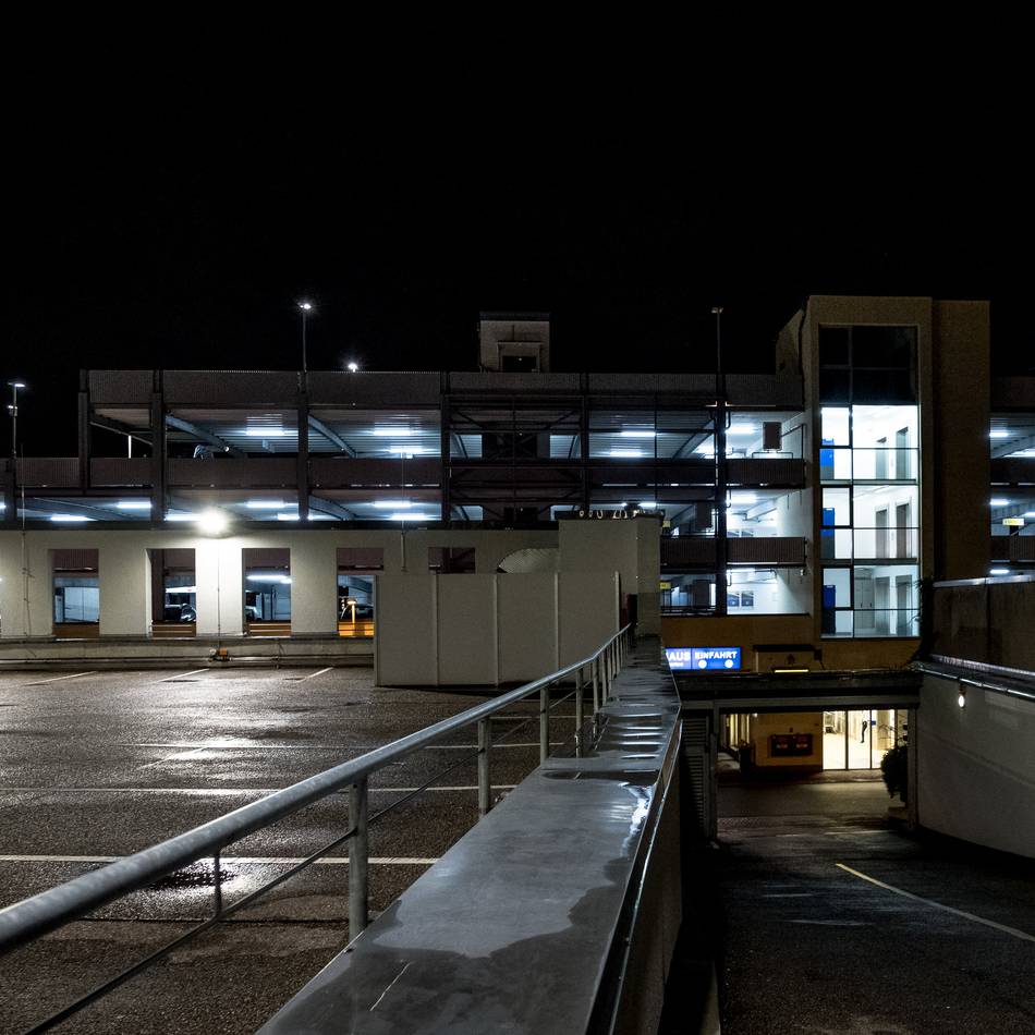 Parkhaus Kronengarten in Hilden: Zwei Jugendliche auf dem Dach lösen Polizeieinsatz mit SEK aus