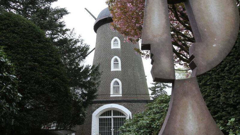 Kriminalität in Meerbusch: Diebe stehlen Kunstwerk vor der Osterather Windmühle