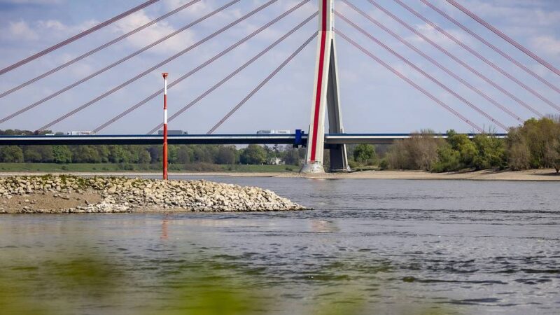 Gefährliche Aktion: Frau klettert auf Pylon der Fleher Brücke – Polizei ermittelt