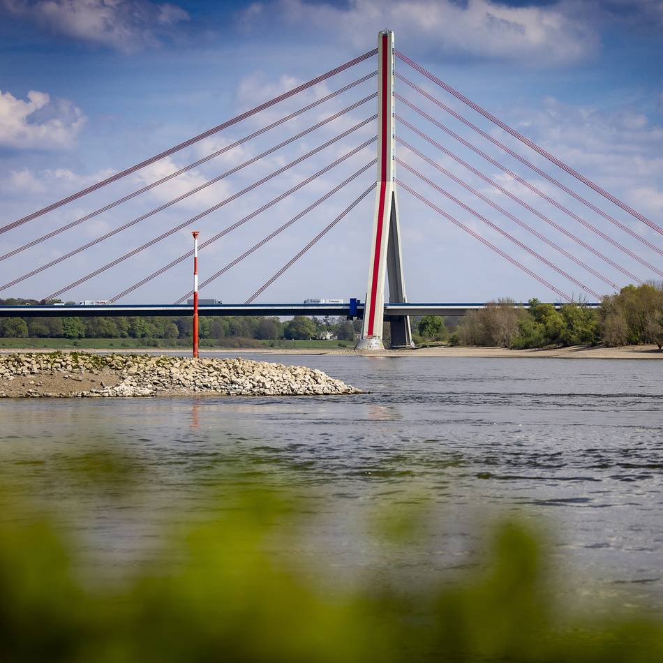 Gefährliche Aktion: Frau klettert auf Pylon der Fleher Brücke – Polizei ermittelt