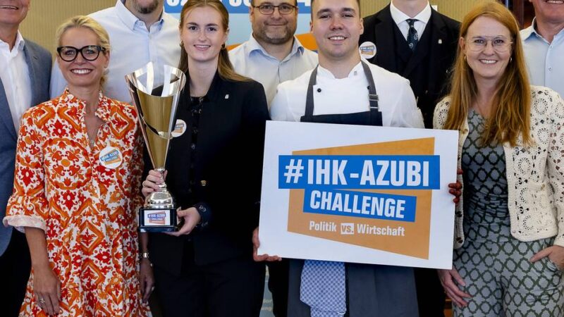 Azubi-Challenge der IHK Düsseldorf: Politik gegen Wirtschaft – wer kann besser Servietten falten?