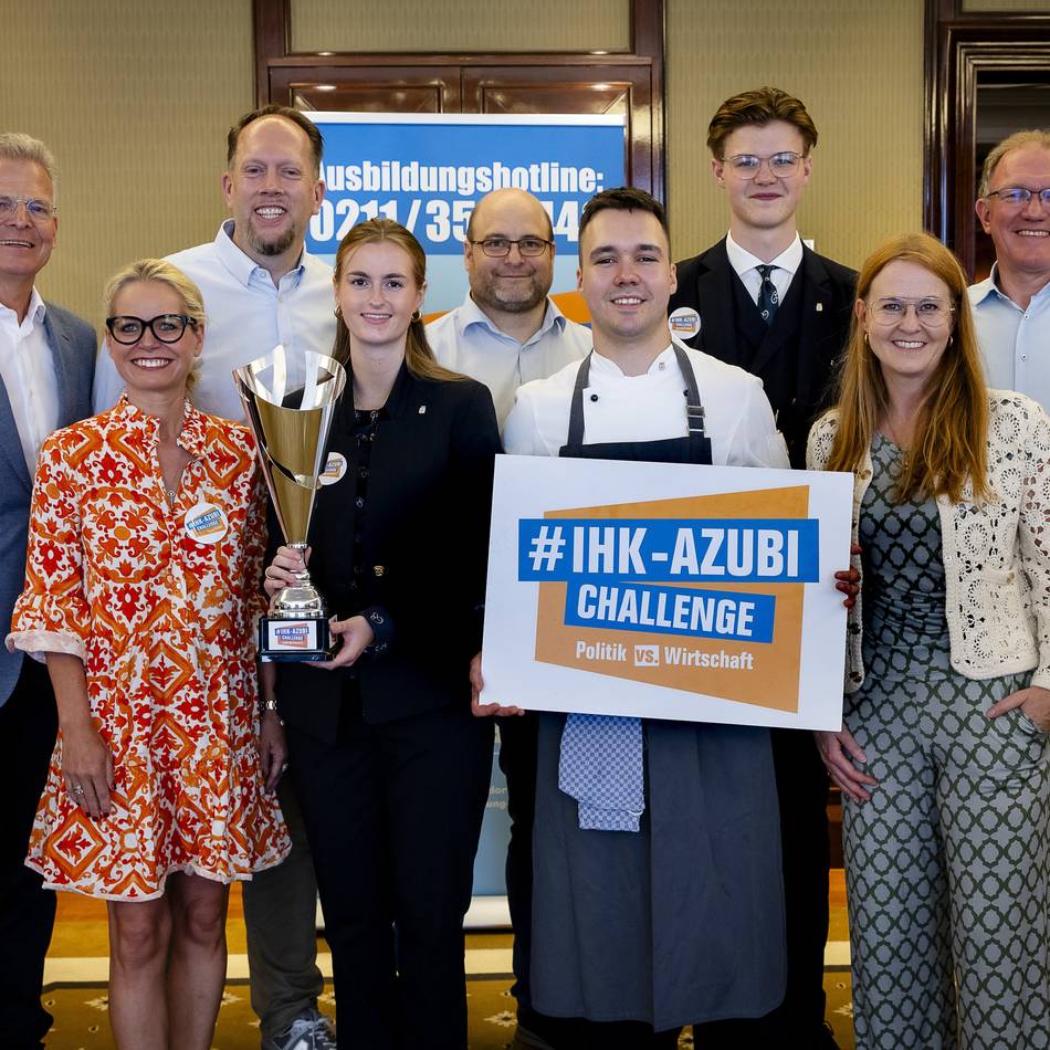 Azubi-Challenge der IHK Düsseldorf: Politik gegen Wirtschaft – wer kann besser Servietten falten?