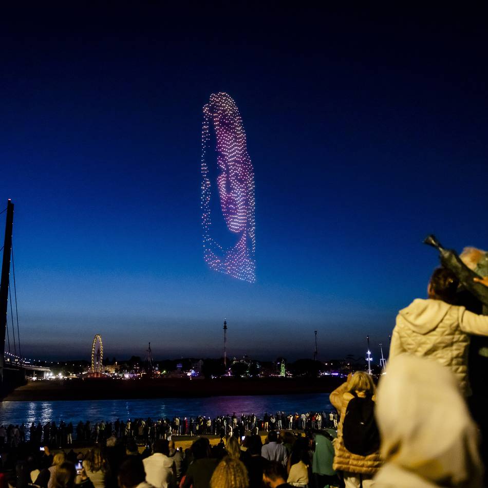 „Art in the Sky“ in Düsseldorf: Die besten Bilder von der Drohnenshow über der Rheinkirmes