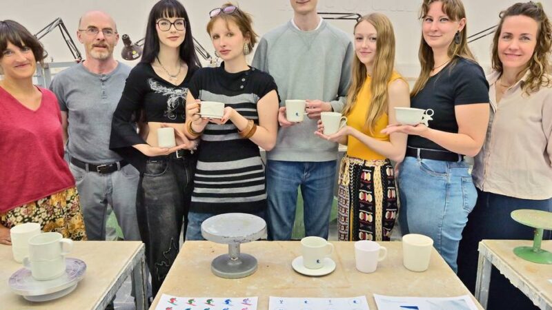 Studierende stellen Designs vor: Krefeld sucht die Weihnachtstasse 2026