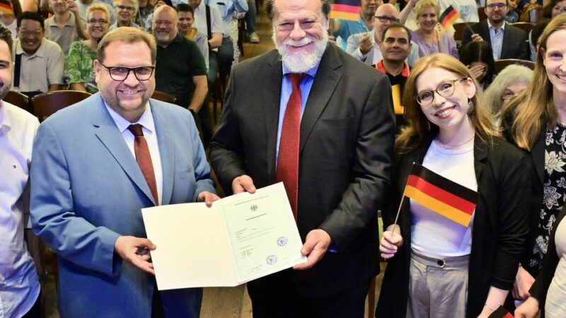 Einbürgerungsfeier in Krefeld: 2675 neue Deutsche für eine alternde Stadt