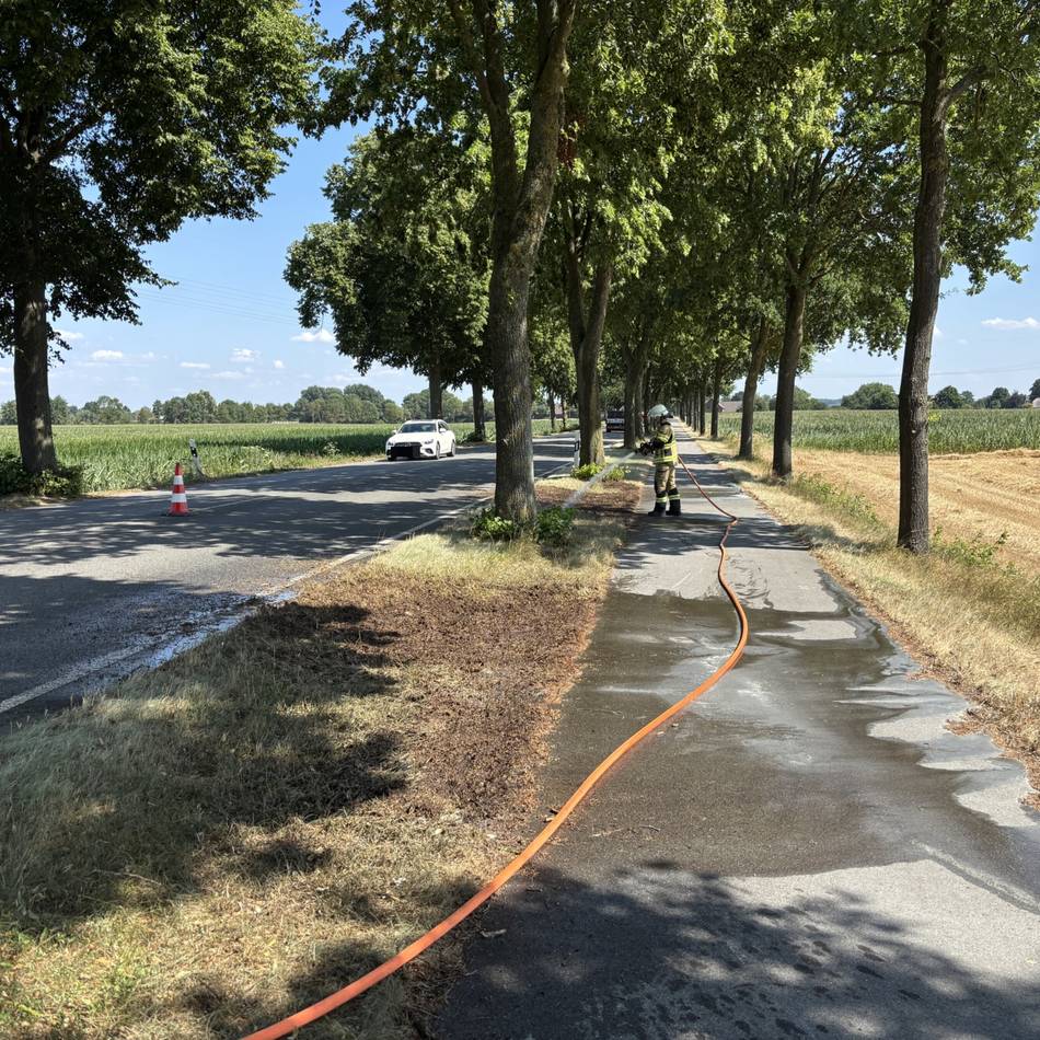 Einsatz für Feuerwehr Xanten: Grünstreifen an der B57 in Xanten brennt an zwei Stellen