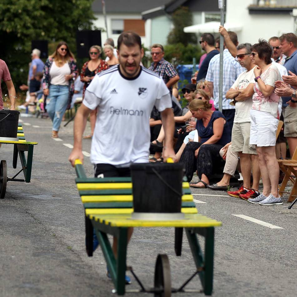 Rheindorfer Geselligkeitsverein: Hahnenkönig, Zachäus und Schürreskarren – Kirmes in Rheindorf