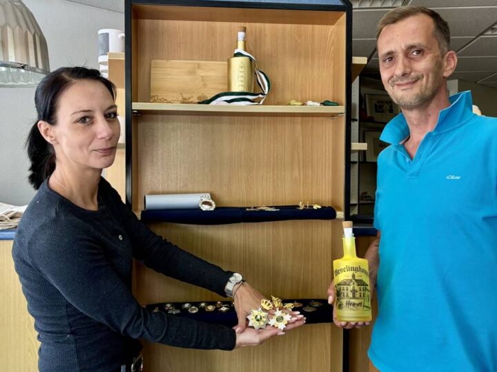 Kreativwerkstatt in Grevenbroich: Der Mann, der vier Meter große Weihnachtskugeln importiert