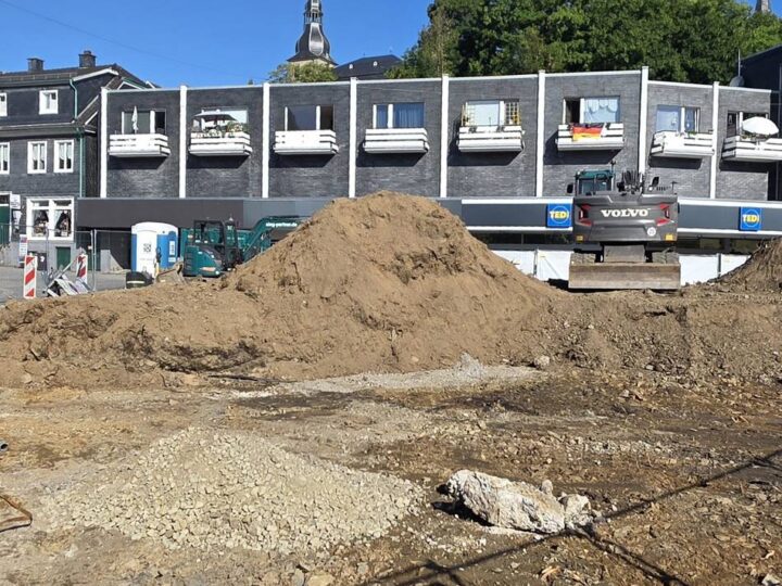 Hückeswagener Wilhelmplatz: „Hügelige“ Baustelle im unteren Island