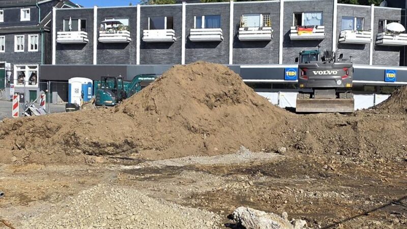 Hückeswagener Wilhelmplatz: „Hügelige“ Baustelle im unteren Island