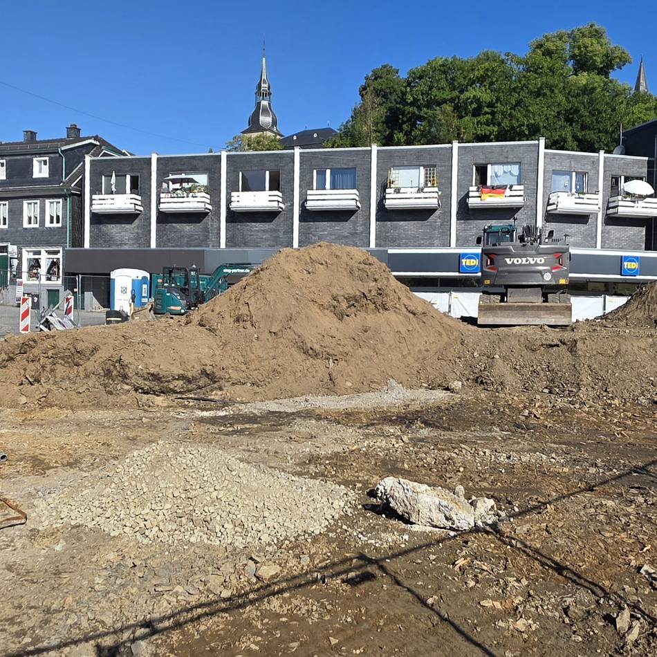Hückeswagener Wilhelmplatz: „Hügelige“ Baustelle im unteren Island