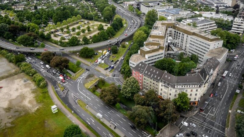 Am nördlichen Zubringer in Düsseldorf: Motorrad-Beifahrerin nach riskantem Fahrmanöver lebensgefährlich verletzt