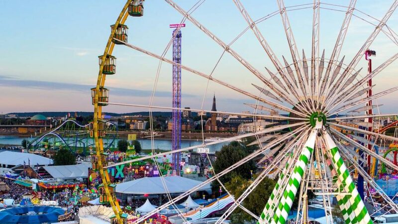 Rivalität zwischen Düsseldorf und Herne: Cranger Kirmes lässt Flugzeug mit Banner über Rheinkirmes fliegen