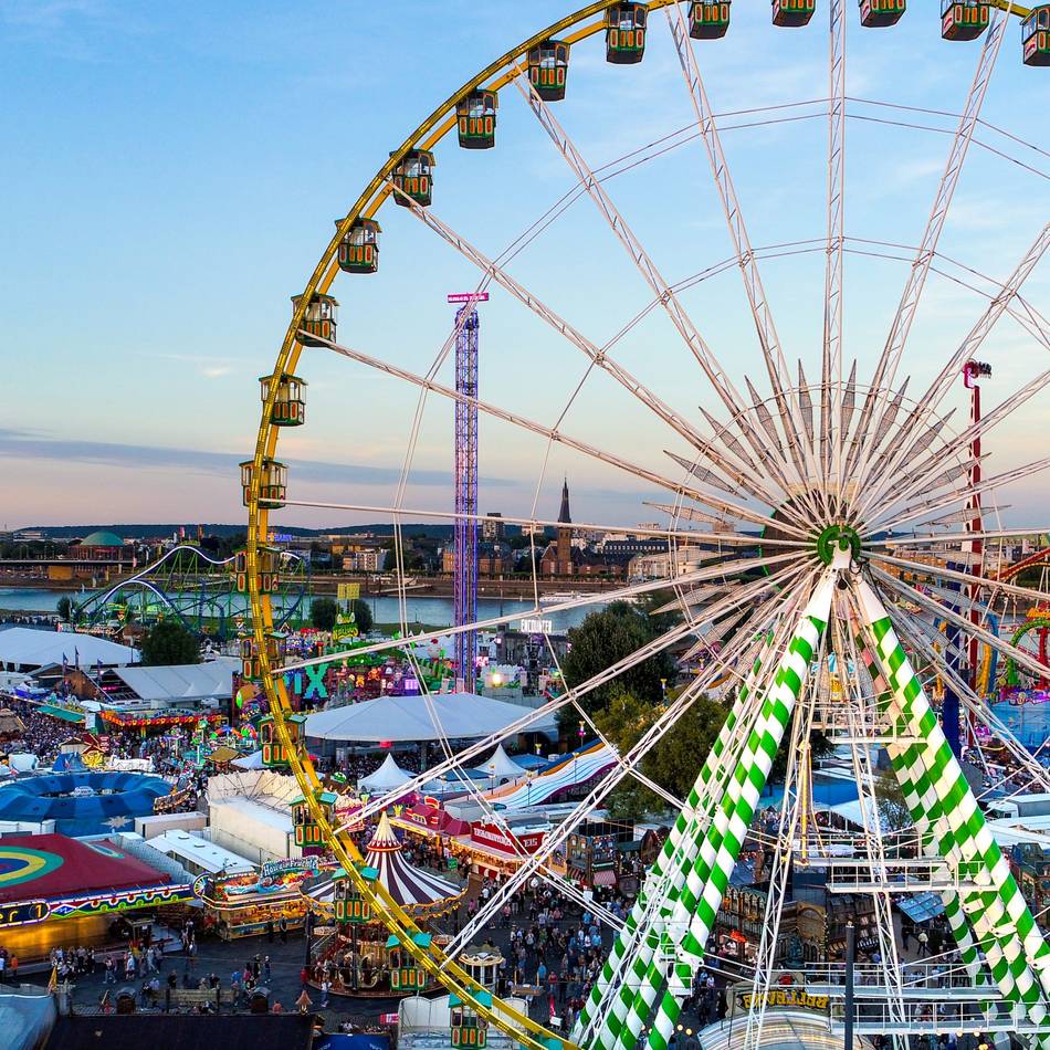 Rivalität zwischen Düsseldorf und Herne: Cranger Kirmes lässt Flugzeug mit Banner über Rheinkirmes fliegen