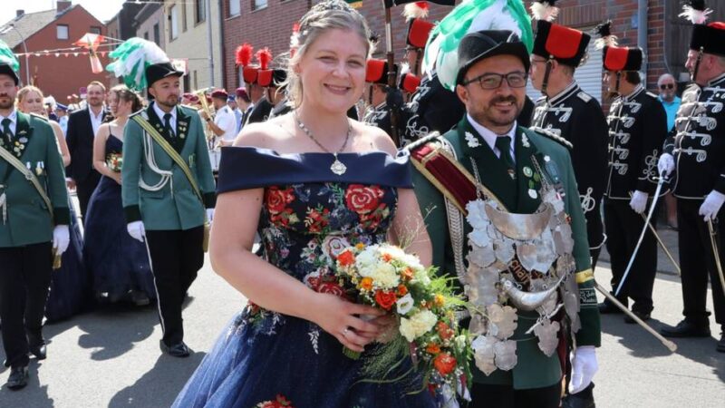 Brauchtum in Grevenbroich: Gindorfer „Broerfest“ – schon zur Krönung war das Zelt rappelvoll