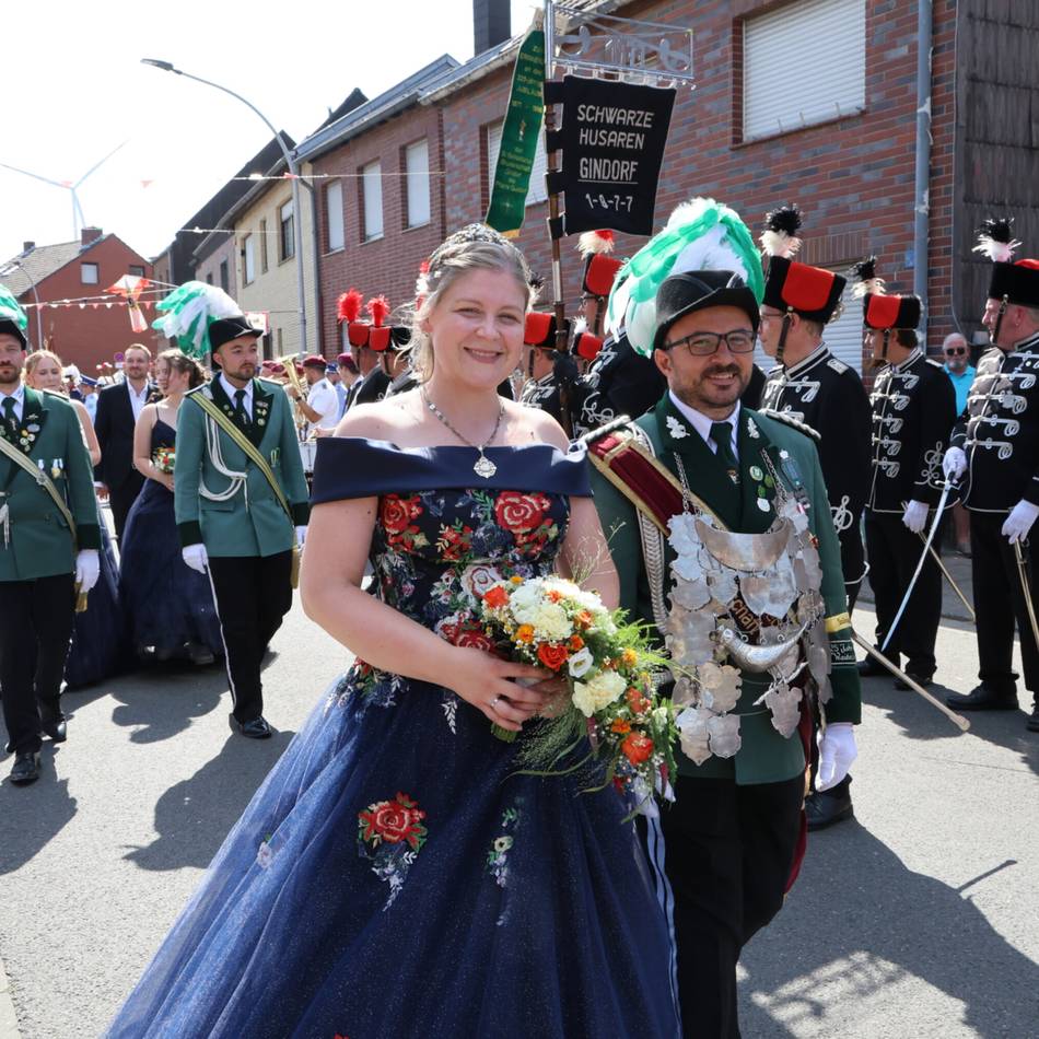 Brauchtum in Grevenbroich: Gindorfer „Broerfest“ – schon zur Krönung war das Zelt rappelvoll