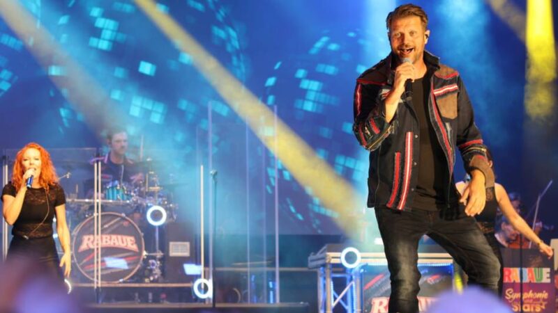 4500 Besucher bei Open Air in Grevenbroich: Rabaue machen den Schlossplatz zur großen Disco