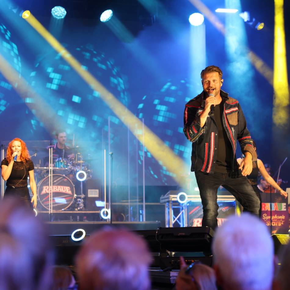 4500 Besucher bei Open Air in Grevenbroich: Rabaue machen den Schlossplatz zur großen Disco