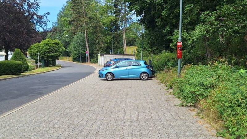 Vorbereitung für Bau von Hückeswagens neuem Bad: Parkplätze gesperrt für den Bau des neuen Gehwegs am Freizeitbad