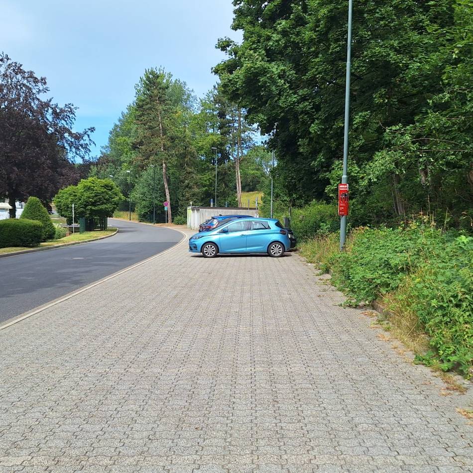 Vorbereitung für Bau von Hückeswagens neuem Bad: Parkplätze gesperrt für den Bau des neuen Gehwegs am Freizeitbad