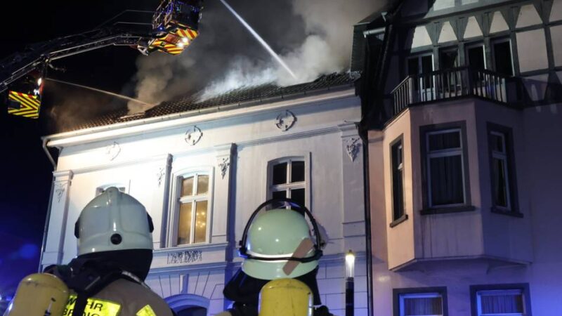 Großer Feuerwehreinsatz in Grevenbroich: Mehrfamilienhaus an Bahnstraße nach Dachstuhlbrand unbewohnbar