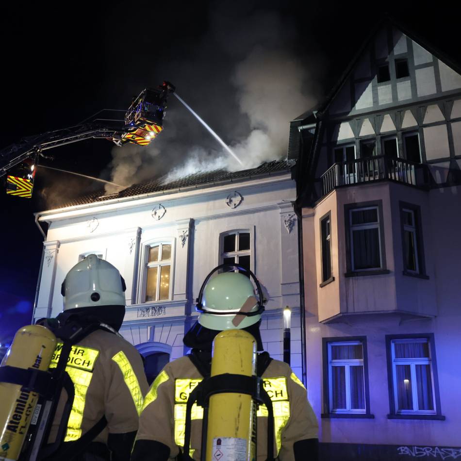 Großer Feuerwehreinsatz in Grevenbroich: Mehrfamilienhaus an Bahnstraße nach Dachstuhlbrand unbewohnbar