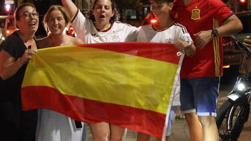 Verkehr stand zeitweise still: Spanische Fußball-Fans feiern am Platz der Deutschen Einheit