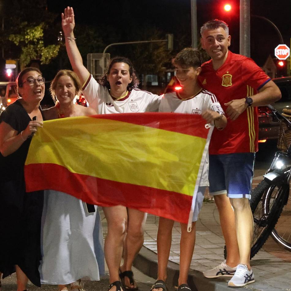 Verkehr stand zeitweise still: Spanische Fußball-Fans feiern am Platz der Deutschen Einheit