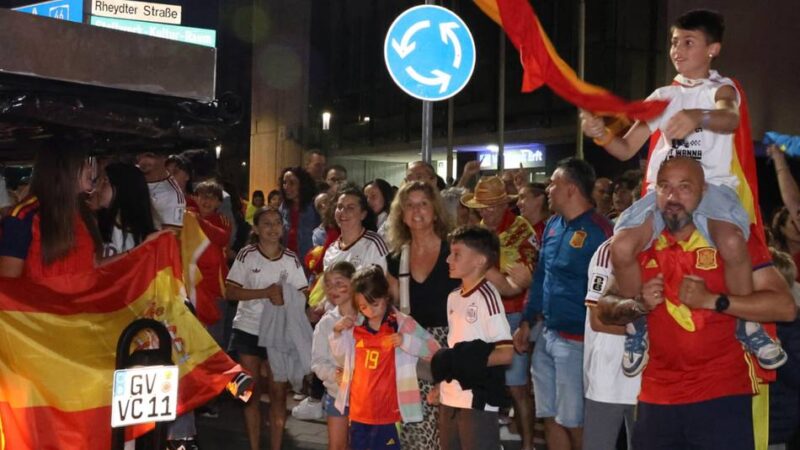 Ausnahmezustand in Grevenbroich: Jubelfeier spanischer Fußballfans mit Party-Mobil und Paella