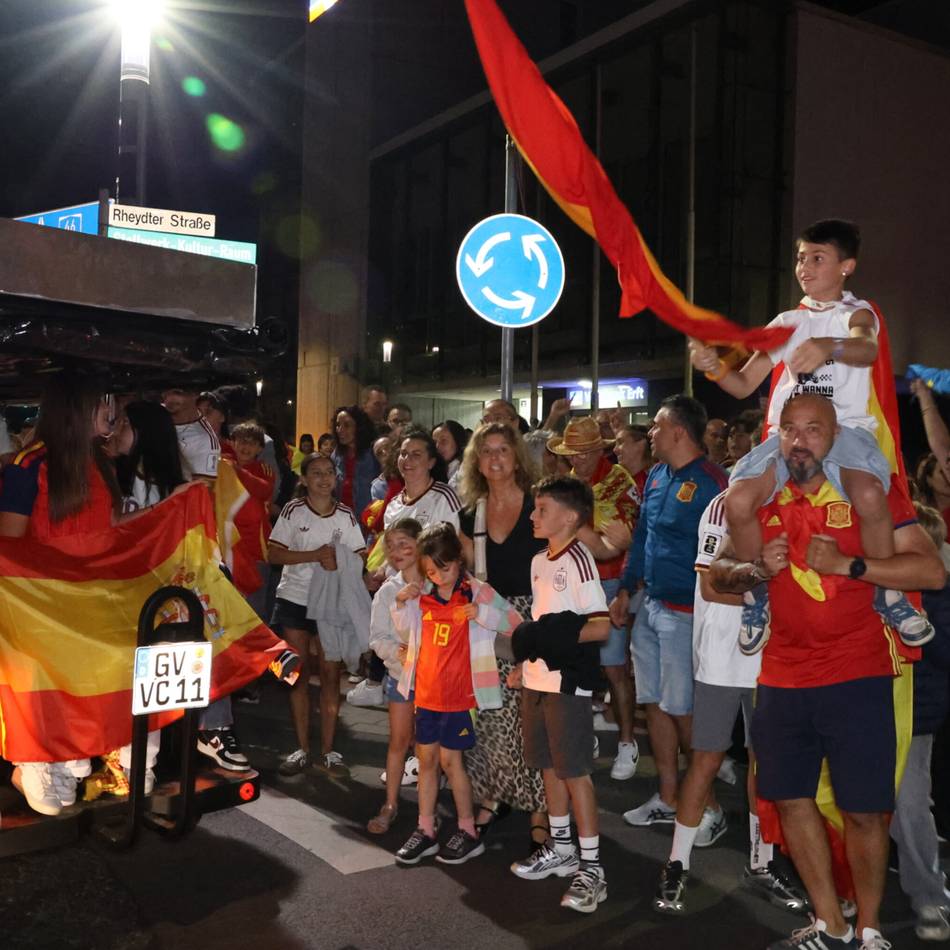 Ausnahmezustand in Grevenbroich: Jubelfeier spanischer Fußballfans mit Party-Mobil und Paella