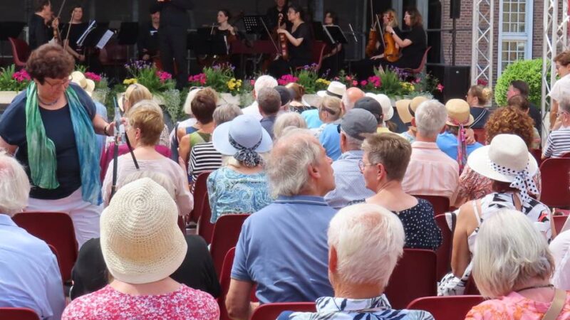 Konzert auf Schloss Krickenbeck in Hinsbeck: Neues Kammerorchester begeistert beim Schlosshofkonzert