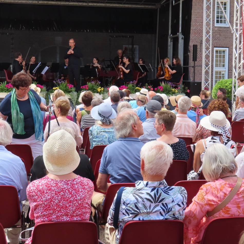 Konzert auf Schloss Krickenbeck in Hinsbeck: Neues Kammerorchester begeistert beim Schlosshofkonzert