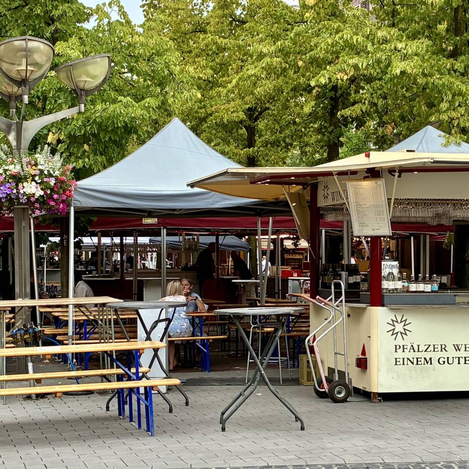 Hitze, Regen und noch wenig Besucher: So war der erste Nachmittag beim Duisburger Weinfest