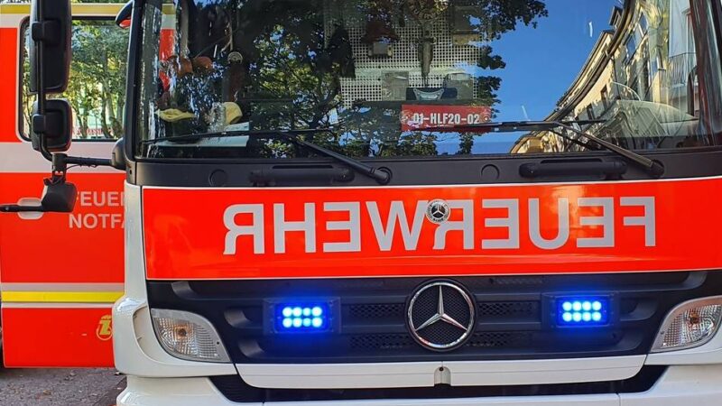 Feuerwehreinsatz in Eller: Zimmerbrand in Düsseldorfer Mehrfamilienhaus