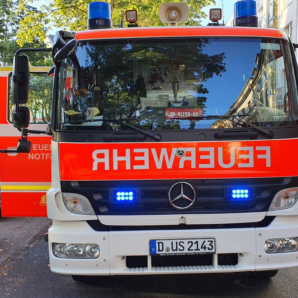 Feuerwehreinsatz in Eller: Zimmerbrand in Düsseldorfer Mehrfamilienhaus