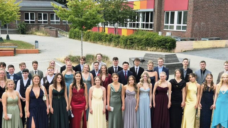 Prüfung erfolgreich bestanden: Die Abiturienten der Gesamtschule Brüggen